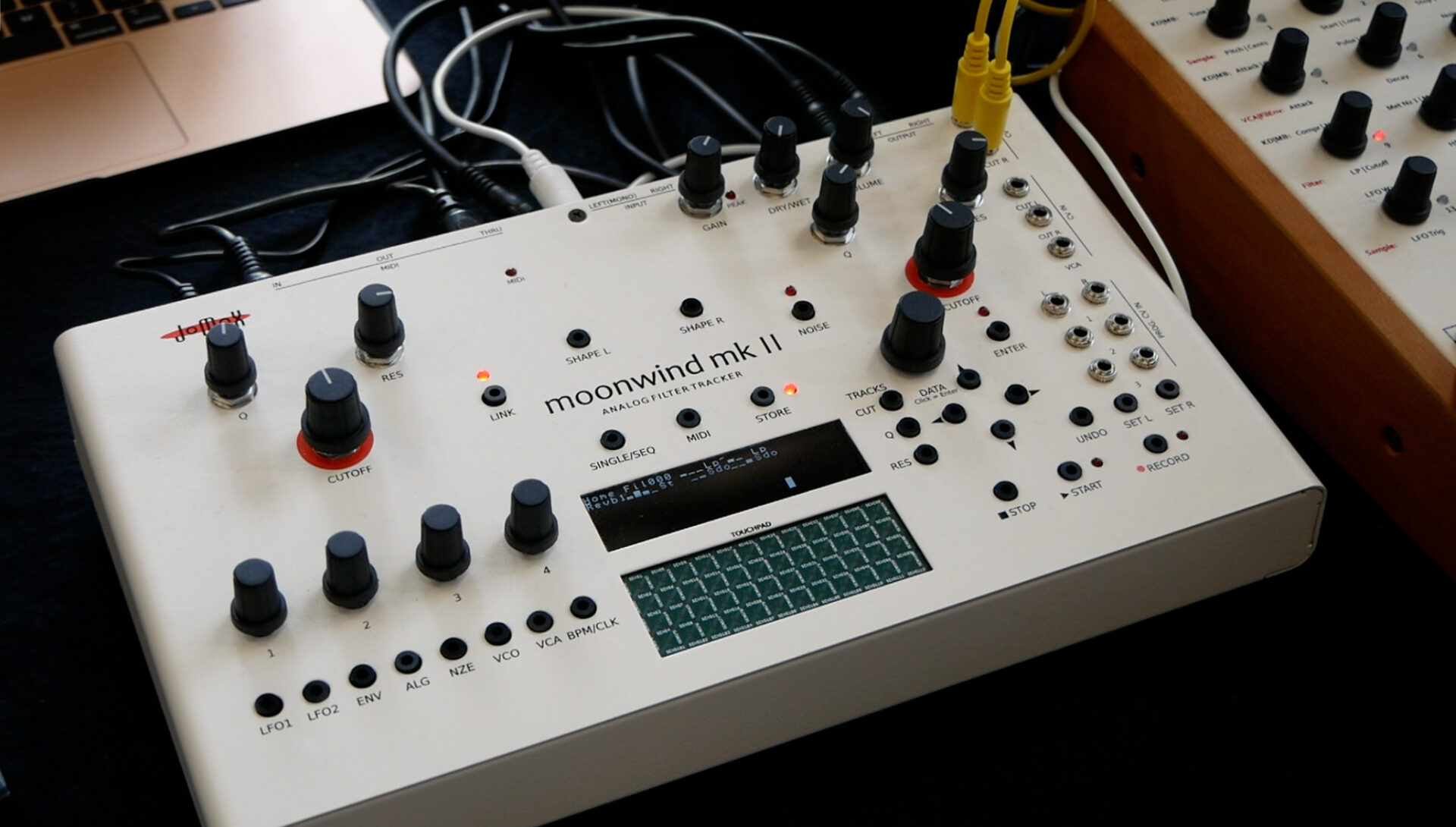 Superbooth 21: Jomox Moonwind MkII, analog stereo filter box with