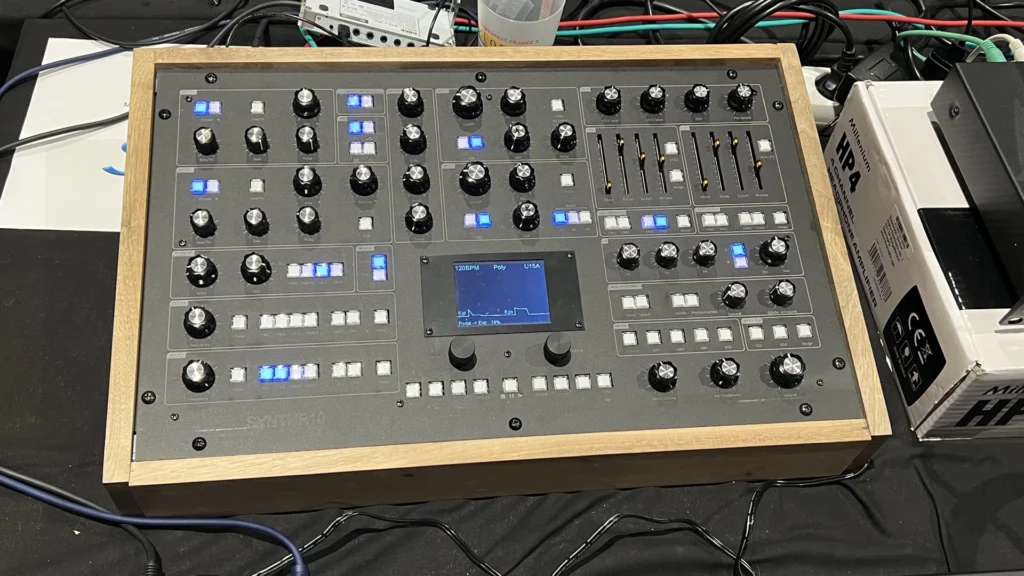 SYNTHR SYNTHR10 Synthesizer